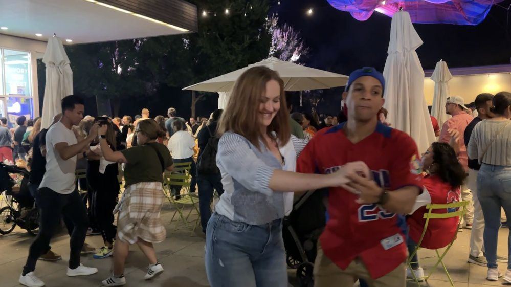 Xenia Dowling y Luis De La Cruz bailando en Noches Latinas.